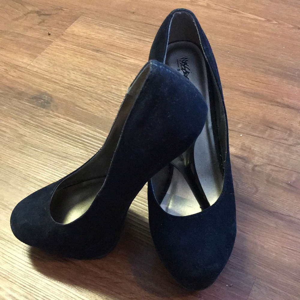 Black pumps, suede fabric